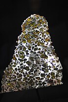 Uma fatia parcial do pallasite Esquel