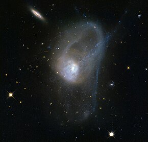 NGC 3921, сликана со вселенскиот телескоп Хабл