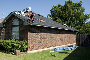 English: Norman, OK, June 22, 2010 -- A roofer...