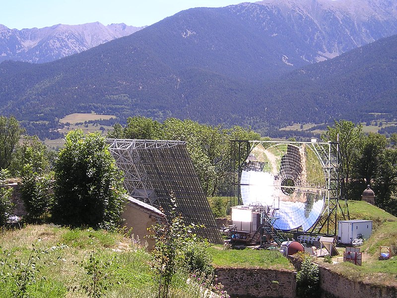 File:Four solaire Mont-Louis France.JPG