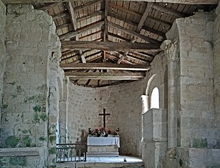Les vestiges de l'arc triomphal avec les deux autels secondaires, la chaire à prêcher, à droite, et le chœur avec le maître-autel