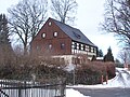 Einzeldenkmale der Sachgesamtheit Schneeberger Revier: ehem. Huthaus (heute Wohnhaus), Schacht und Halde einschließlich Haldenstützmauern (siehe auch Sachgesamtheit 09301518)