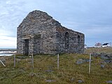 Ruine einer Steinkirche ohne Dach