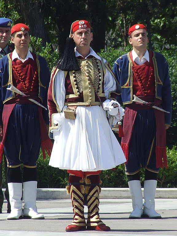 576px-Greek_guard_uniforms_1.jpg