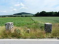 Pilarpaar Nr. 21 sowie ein Läuferstein