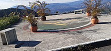 Вертолетная площадка в Ла-Катедраль, бывшей тюрьме Пабло Эскобара с видом на город Медельин.jpg