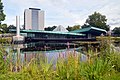 Het Goudsmitpaviljoen voor Nuclear Magnetic Resonance-onderzoek. Op de achtergrond het Mercator II gebouw.