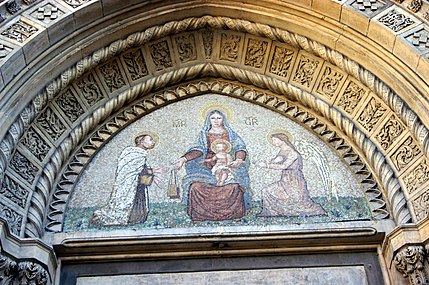 Marie couronné entourée de saint Simon Stock et d'un ange. Mosaïque au sommet de la porte principale de l'église Santa Maria del Carmine (XIXe siècle) (Milan).