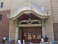 Фотография богато украшенного входа в буддийский храм Ниси Хунвандзи в историческом районе Маленький Токио