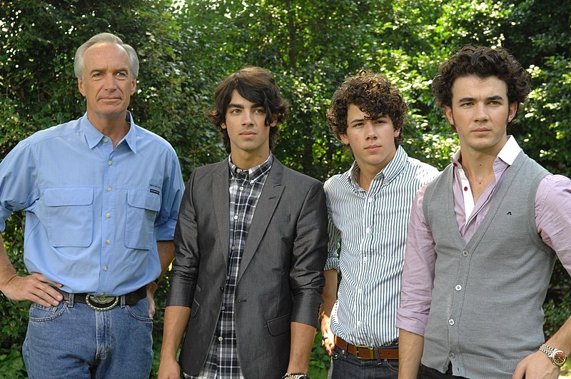 File:Kempthorne and the Jonas Brothers.jpg