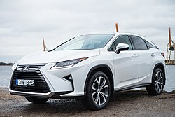 Egy Lexus RX személygépkocsi szemből