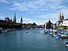 La Limmat avec, de gauche à droite, les églises Fraumünster, Saint-Pierre, Wasserkirche et Grossmünster