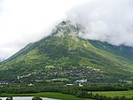 Foto einer an einem Bergfuß gelegenen Ortschaft