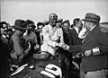 Louis Chiron festeggia dopo aver vinto il Gran Premio di Francia 1934