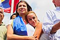 Abraçada a María Corina Machado durante manifestação da oposição em 26 de Março de 2014.