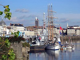 Le Marité amarré au quai Ernest Renault (à coté du quai de la Fosse). L'île de Nantes est à droite. La grande tour située un peu plus au fond de l'image est la tour Bretagne.