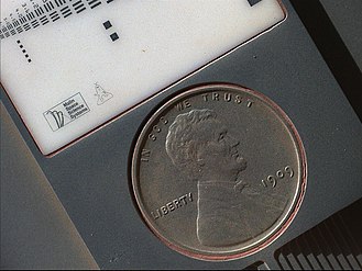 Koin Lincoln cetakan tahun 1909 dengan inisial Brenner "VDB" atau yang kemudian disebut "US Lincoln Penny" – di planet Mars – yang diletakkan saat misi Curiosity pada 10 September 2012, gambar ini diambil pada 2 Oktober 2013, setelah 411 hari berada di Mars.