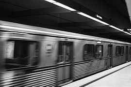 Photographie en noir et blanc montrant un train probablement en mouvement.