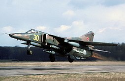 MiG-27 nousemassa ilmaan Rechlin-Lärzin lentokentältä Saksassa