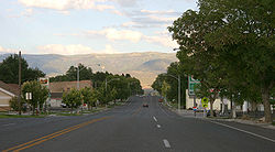 Вид на восток на Main Street (State Route 116/132)