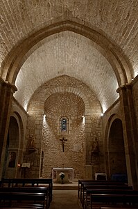 Nef de l'église en berceau brisé avec doubleau à double ressaut, abside centrale.