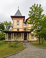 Ehemaliges Sanatorium (vorher Weingut), heute Fachkrankenhaus, mit zentralem Baukörper aus vier pavillonartig angeordneten Gebäuden (Gesellschaftshaus, Vorderes Damenhaus, Vorderes Herrenhaus und Wirtschaftsgebäude, heute u. a. Gebäude 7 und 8, Sozialdienst, Innere Medizin, stationäre Aufnahme und Information), Pförtnerhaus (heute Gebäude 9/10, Café am Lindenhof und Verkaufsstelle), Villa des Chefarztes, Wohngebäude (Albertvilla, nicht näher charakterisiert), später hinzugekommener Tuberkuloseklinik (ehemals Hinteres Damenhaus, heute Gebäude 1/2, Klinikhauptgebäude (ohne moderne Anbauten), kleinerem Sanatoriumsgebäude (sogenanntes Parkhaus, heute Gebäude 3), Sanatoriumsgebäude (Hinteres Herrenhaus, später Geschwister-Scholl-Haus, heute Gebäude 4), Tischlerei und Desinfektion, Wirtschafts- und Verwaltungsgebäude, zwei pavillonartige Bauten an der Einfriedung Steinstraße, Brunnenhaus, Skulpturen unterschiedlichster Entstehungszeit, Denkmal, Brunnen und Einfriedung (Einzeldenkmale zu ID-Nr. 09303458)