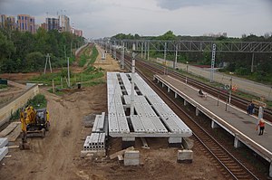 Новая строящаяся платформа. Вид с пешеходного моста в сторону Москвы