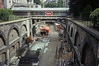 La gare en 1986. Les travaux viennent de débuter, les futurs quais sont encore à ciel ouvert.