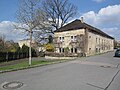 Wohnstallhaus, Seitengebäude und Tor eines Dreiseithofes