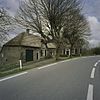 Boerderij "De Kruithof". Hoeve met dwars woongedeelte onder rieten wolfdak. Vensters met luiken en roedenverdeling in vroeg-19e-eeuwse trant. Langgerekte stal achter het woonhuis. Gerestaureerd