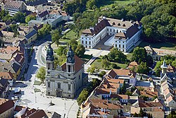 Fő tér, a Nagytemplommal és az Esterházy-kastéllyal