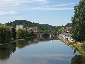 La vallée de l'Isle au niveau du centre-ville de Périgueux, vue depuis le pont des Barris, en direction du pont Saint-Georges.