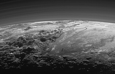 Закат на Плутоне: видны слои атмосферной дымки