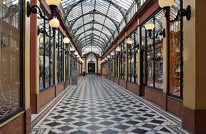 Passage des Princes, uma galeria comercial coberta, catalogada como monumento histórico e localizada no 2.° distrito de Paris, França. (definição 3 176 × 2 072)