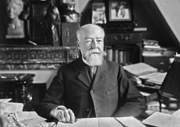 L'homme politique Paul Doumer à son bureau (1924).