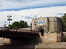 Pogled na glavnu ulaz u Nišku tvrđavu sa keja Nišave.JPG