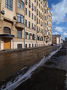 Начало Посланникова переулка (№ 1/43). Вид от Бауманской улицы.