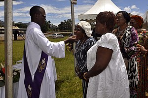 Prêtre donnant la communionn