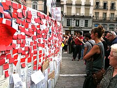 Przybywający na demonstracje zamieszczają wiadomości dla innych. W miejscach demonstracji pojawia się sporo powierzchni z tekstami