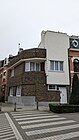 Au no 47 : à l'angle de la rue de la Cambre/Eggerickx, maison moderniste signée sur le soubassement « JOS / WILLAME / ARCH », 1933. Bâtiment conçu comme deux volumes imbriqués l'un dans l'autre, différenciés par leur matériau. D'une part, un volume principal de briques, à deux niveaux sous toiture-terrasse et angle traité en pan coupé. D'autre part, un vaste volume enduit en blanc, en forme de parallélépipède rectangle dressé, qui semble encastré dans le volume principal, vers la rue Jean-Gérard Eggerickx, au-dessus de l'entrée[20].