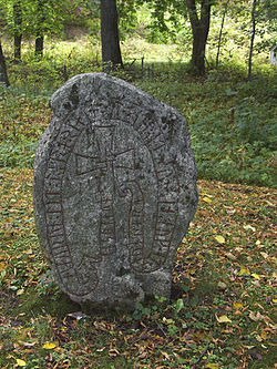 Runsten Sö 266 öster om Sanda gård.