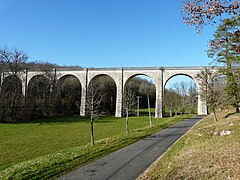 L'ancien viaduc ferroviaire au-dessus de la vallée du Ravillou.