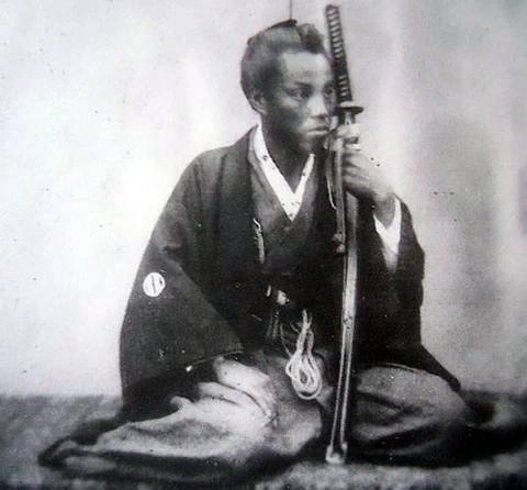 File:Samurai leaning on his sword.webp