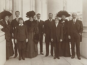Theodore Roosevelt and family. From left to right: Ethel, Kermit, Quentin, Edith, Ted, Theodore Roosevelt, Archibald, Alice, Nicholas Longworth Smithsonian - NPG - Roosevelt - NPG 81 126.jpg