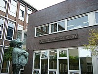 Beeld van Cyrano de Bergerac bij het Stanislascollege Delft