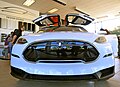 Přední pohled na prototyp Tesla Model X Design Prototype vystavený během otevírání obchodu Tesla Motors v Palo Alto.