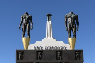 Скульптуры на Los Angeles Memorial Coliseum