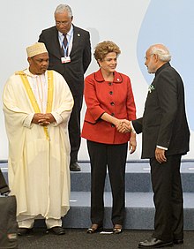 Un homme serrant la main à une femme.