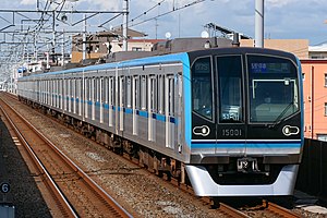 東西線で運用される15000系（2022年5月、浦安駅 - 南行徳駅間）