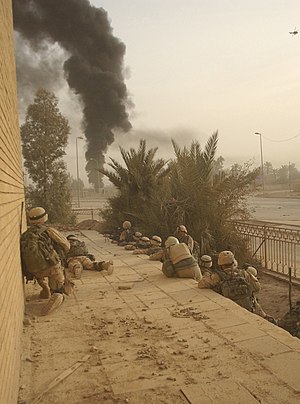 Вайскоўцы ЗША назіраюць, як гарыць штаб іракскага ваенізаванага фарміравання ў Самаве.